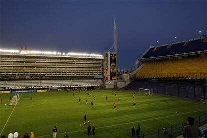 Los jugadores de La Roja deseaban asistir al partido entre Boja Juniors y San Lorenzo, pero la expedición aterrizó en Buenos Aires el sábado a última hora y el choque se disputó por la tarde. Sin embargo, la Federación Argentina de Fútbol (AFA) propuso a la español la posibilidad de ejercitarse en La Bombonera, situada a escasos metros de la desembocadura del río de la Plata.