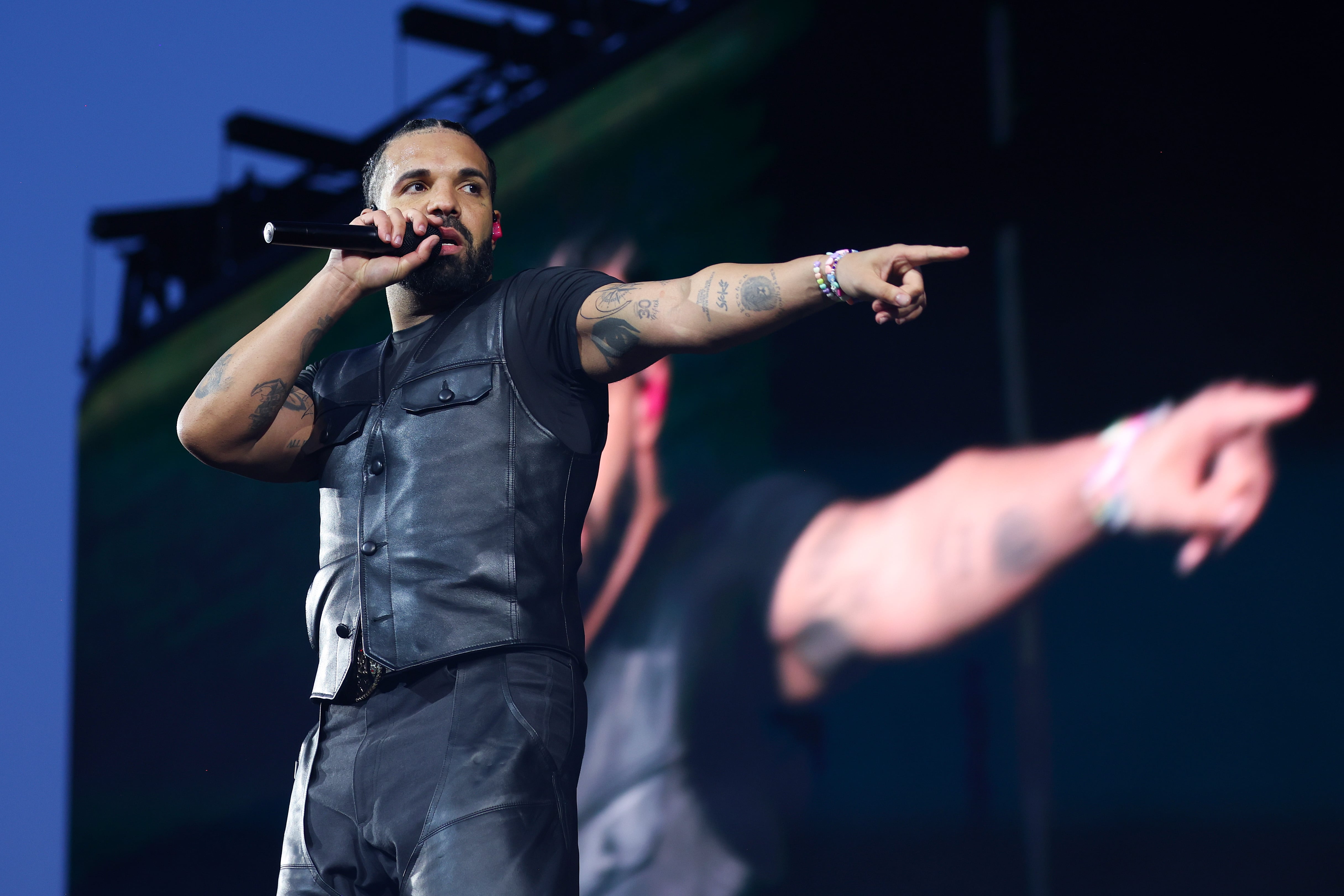 Así es el lujoso jet privado de Drake: cuatro habitaciones, una sala de cine y una mesa de póquer