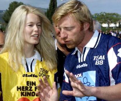 El ex tenista Boris Becker da instrucciones a su compatriota, la modelo Claudia Schiffer, antes de un partido de fútbol, celebrado ayer en Mallorca