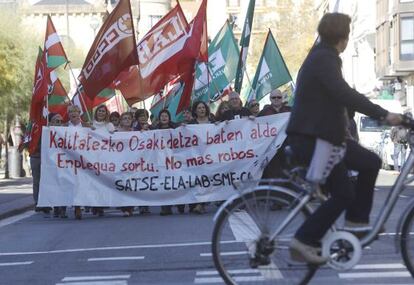 Varias personas se manifiestan en San Sebastián para exigir la recuperación del empleo en Osakidetza.