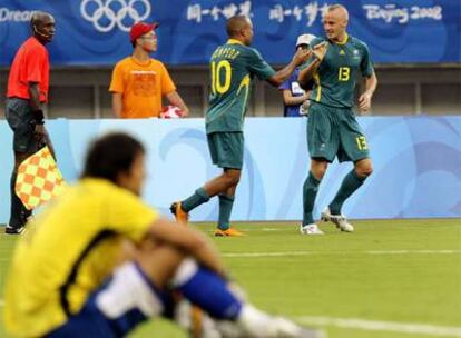 Jugadores de Australia celebran el gol ante Serbia