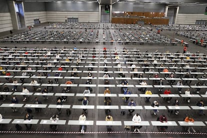 Aspirantes durante el examen para formar parte de la bolsa de trabajo interino de policía local en los municipios vascos, celebrado en Barakaldo el año 2021.