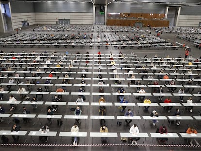 Aspirantes durante el examen para formar parte de la bolsa de trabajo interino de policía local en los municipios vascos, celebrado en Barakaldo el año 2021.