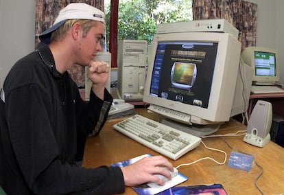 Un joven conectado a internet en el a?o 1999.