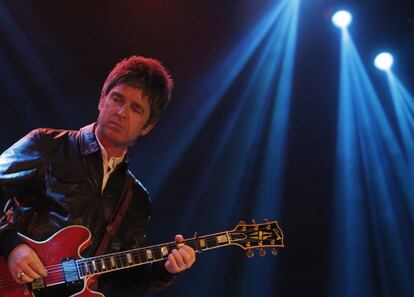 El cantante, guitarrista y compositor inglés Noel Gallagher, durante el concierto ofrecido esta noche en Madrid.