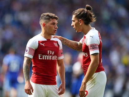 Bellerin (d), con Lucas Torreira esta temporada contra el Cardiff City.