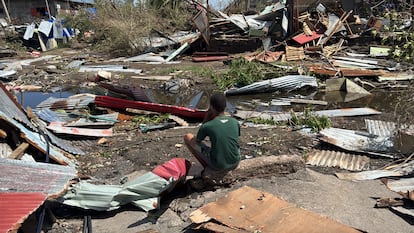 Un joven observa la devastación en la aldea de Labattoir, este domingo en el archipiélago francés de Mayotte.