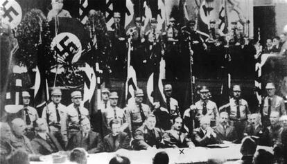 Martin Heidegger, señalado con una x, en un acto de propaganda nazi en noviembre de 1933.