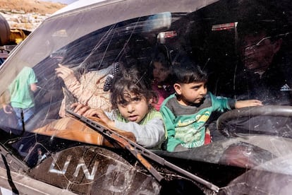 Varios niños sirios esperan a ser evacuados de los campos de refugiados en la localidad libanesa de Arsal (Líbano), el 28 de junio.