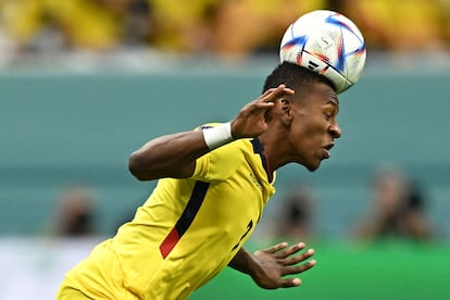 Pervis Estupiñán golpea el balón durante el partido frente a Qatar. 