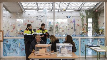 Ambiente electoral en el CEIP Vaixell Burriac, de Vilassar de Mar, Barcelona.