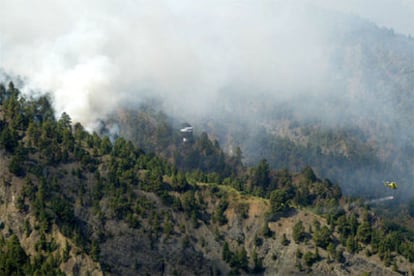 Dos helicópteros participan en las tareas de extinción en la isla de La Palma.