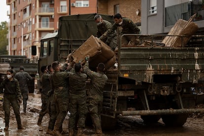 Efectivos del Ejercito retiran muebres y grandes objetos de las calles de Paiporta. 
