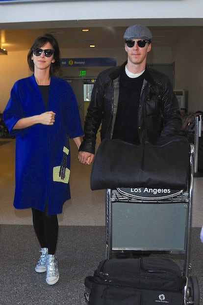 Somos muy fans del abrigo con trampantojo que lució en el aeropuerto de Los Ángeles Sophie Hunter. La directora de ópera, actriz y cantante (acompañada en la imagen por su marido Benedict Cumberbatch), captó todas las miradas con esta divertida prenda de Osman.