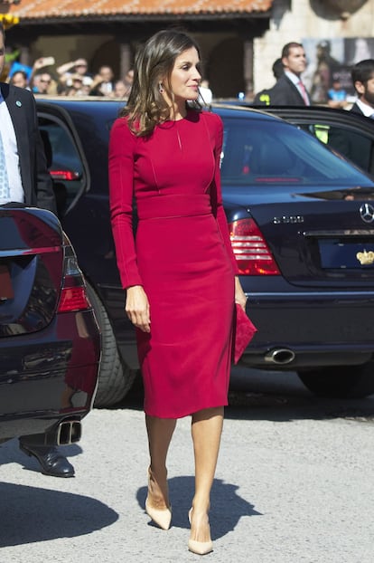 La Reina utilizó para el Centenario de la Coronación Católica de la Virgen de la Covadonga, el color que suele llevarr en las ocasiones importantes: el rojo. Este vestido fue diseñado por Carolina Herrera.