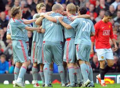 Los jugadores del Liverpool celebran un tanto ante Cristiano Ronaldo, cabizbajo