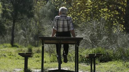 Un jubilado se ejercita en un parque de madrid.