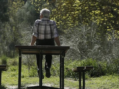 Un jubilado se ejercita en un parque de madrid.