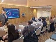 Al lado de la pantalla, de izquierda a derecha, Jose Zudaire, director de SpainCap, y Elena Rico, presidenta.