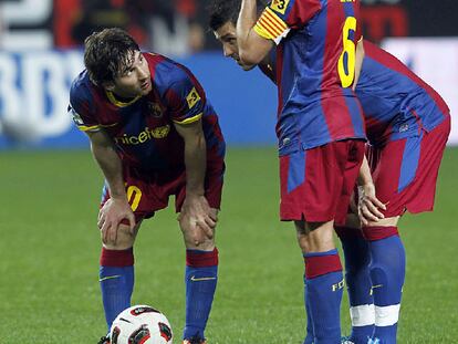 Messi, Villa y Xavi estudian el lanzamiento de una falta contra el Sevilla.