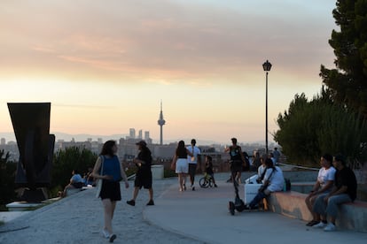 Las nubes y el humo del incendio de Méntrida (Toledo) se entremezclaban el 17 de julio durante el atardecer en Madrid. 