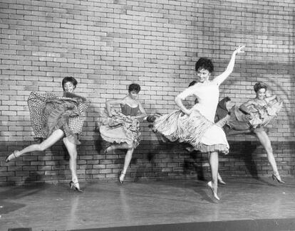 Rita Rivera afina el papel de Anita en 'West Side Story', en Nueva York, 1957.