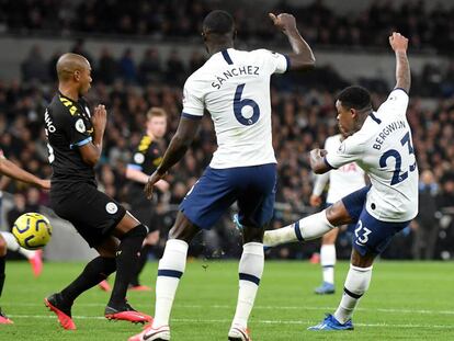 Bergwijn marca el primer gol del Tottenham ante el City.