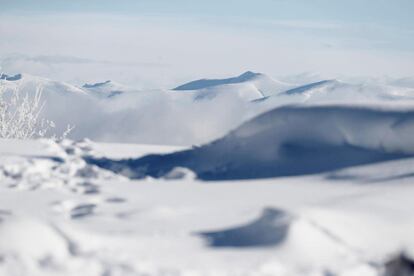 Vista de las montañas nevadas en el alto de O Poio (Lugo), este sábado.