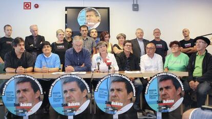 Personalidades del mundo de la política han presentado una manifestación en favor de la libertad de Otegi.