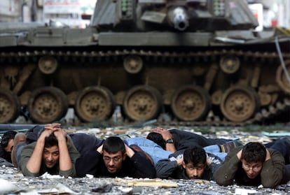 Palestinos detenidos durante la Segunda Intifada, en 2002 en Ramala (Cisjordania).