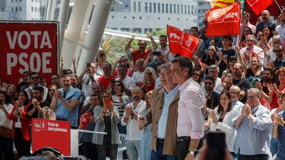 El secretario general del PSOE y presidente del Gobierno, Pedro Sánchez (d), y el presidente de la Generalitat Valenciana, Ximo Puig, intervienen en un mitin del PSPV-PSOE, en la Ciudad de las Artes y las Ciencias, a 20 de mayo de 2023, en Valencia, Comunidad de Valencia (España). El acto se desarrolla durante la campaña electoral en la que Sánchez visita varios municipios y ciudades del territorio español con el fin de apoyar a las candidaturas que se presentan a las elecciones autonómicas y municipales del 28 de mayo.
20 MAYO 2023;28M;CAMPAÑA ELECTORAL;MITIN;PARTIDO SOCIALISTA;PSOE;SOCIALISTAS;ELECCIONES;
Rober Solsona / Europa Press
20/05/2023