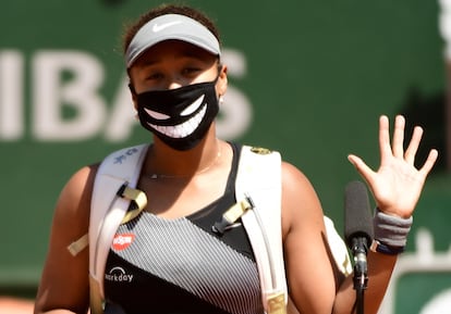 Osaka saluda a los fotógrafos tras ganar en la primera ronda de Roland Garros.