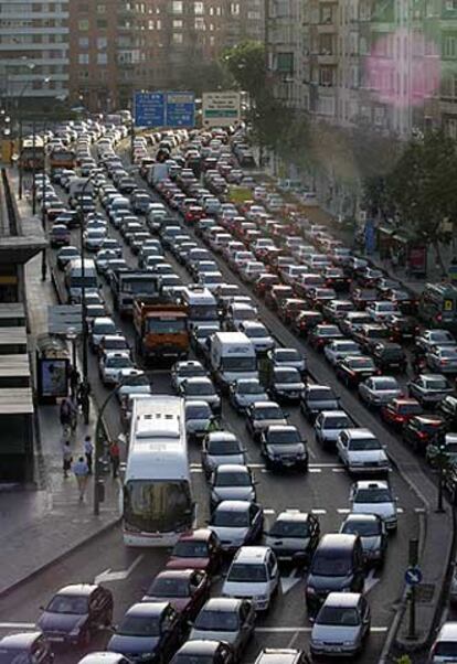 Automóviles en la avenida de América, en uno de los habituales atascos de la ciudad.