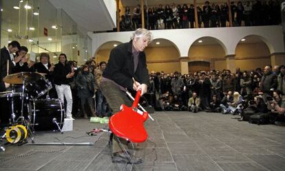 El guitarrista Lee Ranaldo, en una actuación con Enrique Morente en 2010.