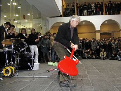 El guitarrista Lee Ranaldo, en una actuación con Enrique Morente en 2010.