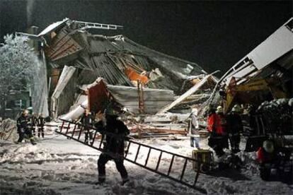 Los equipos de rescate buscan supervivientes entre los restos de la pista de patinaje de Bad Reichenhall.