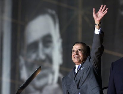 El candidato presidencial argentino del Frente por la Lealtad, Carlos Menem, saluda a sus simpatizantes, con un retrato del extinto presidente argentino Juan Domingo Perón como telón de fondo, durante la ceremonia de cierre de campaña en el estadio de River Plate, en abril de 2003.