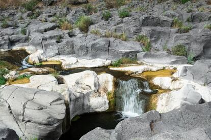 Una de las cascadas del parque fluvial del río Alcantara, en Sicilia. 