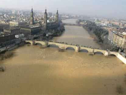Imagen del río Ebro, a su paso por Zaragoza, donde ayer por la tarde alcanzó los 5,73 metros de altura y 2.956 metros cúbicos por segundo.