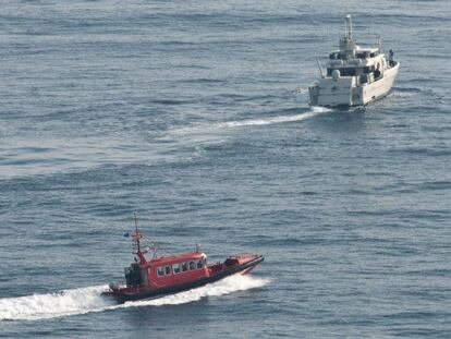 La Guardia Civil rastrea la zona donde se encuentran los restos de la nave.