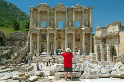 Éfeso es uno de los yacimientos antiguos más increíbles del mundo. Fue una importante ciudad para los griegos y los romanos convirtieron su puerto en la capital de Asia Menor. El templo de Artemisa fue el más grande jamás construido y se convirtió en una de las Siete Maravillas del Mundo Antiguo. Casi toda la ciudad sigue bajo tierra, y viendo lo impresionante que es lo ya excavado, impresiona pensar lo que queda por descubrir. Todo es admirable, desde las altas columnas de la Biblioteca de Celso (en la foto) hasta el gran anfiteatro. Un fascinante museo muestra casas construidas una encima de otra como si fueran piezas de Lego. La calle principal que atraviesa Éfeso está llena de fabulosos edificios y espectáculos de gladiadores, aunque también es posible explorar rincones más tranquilos e igualmente evocadores, o subir hasta la colina y admirar la extensión de las ruinas. Selçuk es el mejor lugar para alojarse cerca de las ruinas, a las que hay que llegar muy pronto o muy tarde para evitar el calor y, sobre todo, a las hordas de cruceristas.