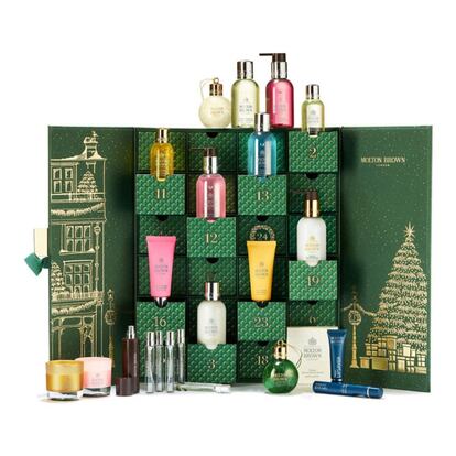 El calendario de adviento Molton Brown 2021 llega más festivo que nunca, ya que este año la compañía británica de productos para el baño celebra su 50 aniversario. El conjunto de este año reúne una deliciosa selección de fragancias, cremas corporales y velas aromáticas para cada día de diciembre previo a la Navidad. Todos ellos se encuentran ocultos en sus cajones extraíbles, manteniendo el tono elegante y sobrio de los últimos años. Aunque el mes ya ha comenzado, nunca es tarde. Precio: 220 euros.