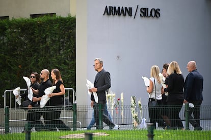 Varios empleados llegan al Armani/Teatro en Milán, este sábado.