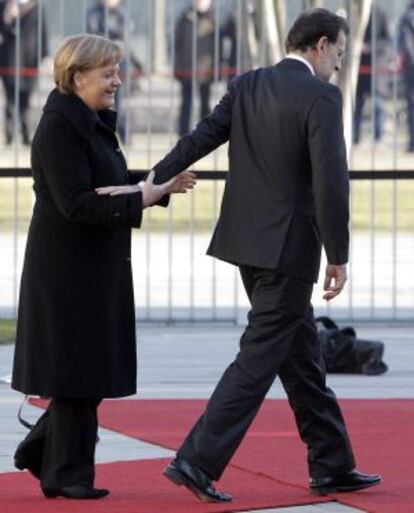 Angela Merkel y Mariano Rajoy se dirigen a la sede del Gobierno en Berl&iacute;n.