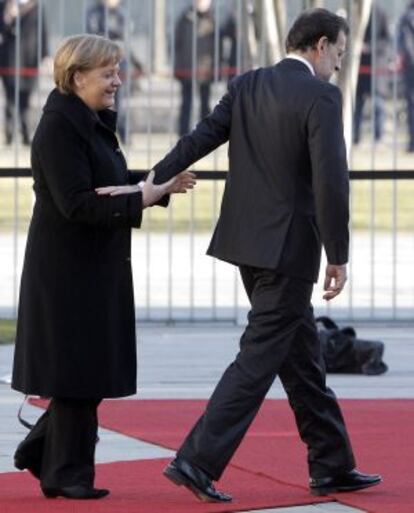 Angela Merkel y Mariano Rajoy se dirigen a la sede del Gobierno en Berlín.