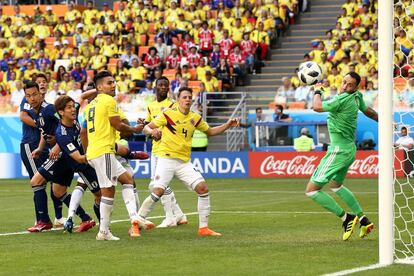 El jugador de la selección japonesa Yuya Osako marca el segundo gol.