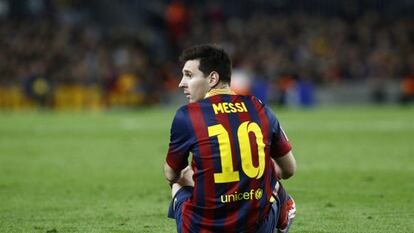 Messi, en el suelo durante el partido ante el Espanyol.