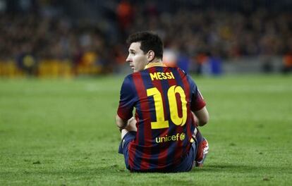 Messi, en el suelo durante el partido ante el Espanyol.