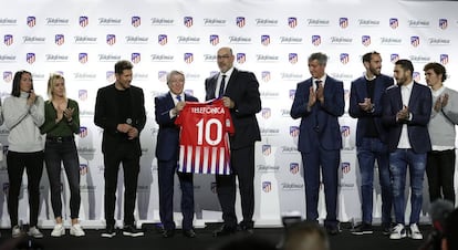 Enrique Cerezo (presidente del Atlético de Madrid) y Emilio Gayo, presidente de Telefónica España sostienen la camiseta del equipo en la presentación de la alianza entre ambas entidades.