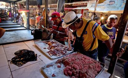 Un puesto de carne en el mercado central de Maracaibo, Venezuela.